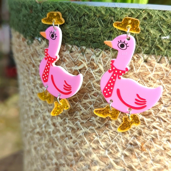 NWT/IP: (unbranded) 🦆👔🎩👞🪿 FASHION DUCK🪿👞🎩👔🦆acrylic dangle earrings - Picture 3 of 6